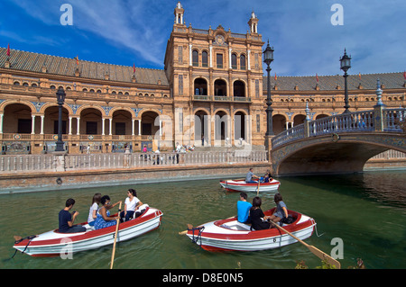 La Plaza de España y los barcos, Sevilla, en la región de Andalucía, España, Europa Foto de stock