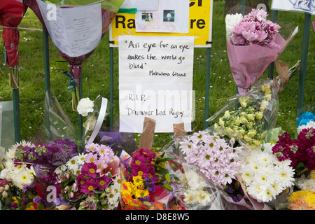 Woolwich matando. Flores en el monumento al baterista Lee Rigby en el sitio donde fue asesinado. Londres, Reino Unido. Foto de stock