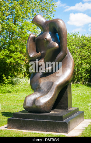 Henry Moore Foundation Perry Green Auguste Rodin exposición de escultura contemporánea moderna estatua de bronce de la madre y del niño del asiento de bloque Foto de stock