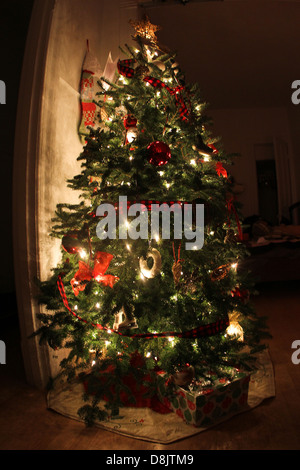 Un árbol de Navidad decorado para la temporada de vacaciones. Foto de stock