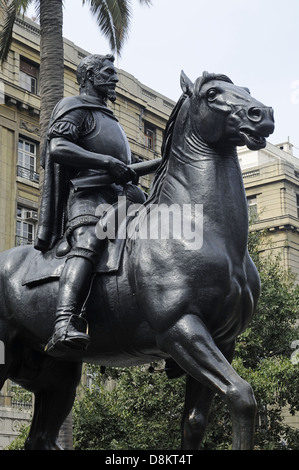 La estatua ecuestre del conquistador Pedro de Valdivia, Plaza de Armas