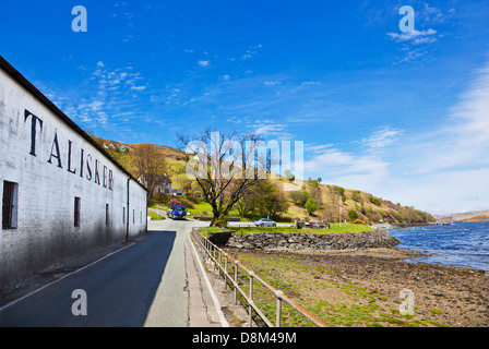 La destilería Talisker exterior edificios Isla de Skye Highlands y las islas de Escocia en el REINO UNIDO GB Europa UE