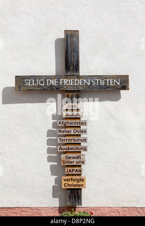 Christian cruz de madera como un memorial, Weilburg Lahn, Hesse, Alemania, Europa Foto de stock