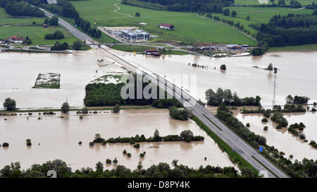 Kolbermoor, Alemania. 3 de junio de 2013. La tierra y la Autobahn A8 están inundadas alrededor Kolbermoor, Alemania, 03 de junio de 2013. Las lluvias están causando graves inundaciones en Baviera y en otras zonas de Alemania. Foto: PETER KNEFFEL/dpa/Alamy Live News