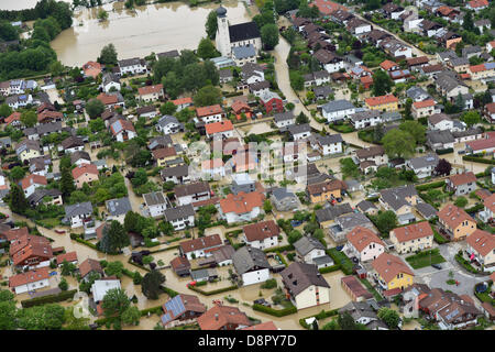 Kolbermoor, Alemania. 3 de junio de 2013. La tierra está inundado alrededor Kolbermoor cerca de Rosenheim, Alemania, 03 de junio de 2013. Las lluvias están causando graves inundaciones en Baviera y en otras zonas de Alemania. Foto: PETER KNEFFEL/dpa/Alamy Live News