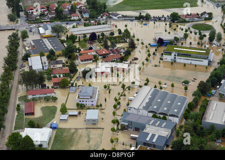 Kolbermoor, Alemania. 3 de junio de 2013. La tierra está inundado alrededor Kolbermoor cerca de Rosenheim, Alemania, 03 de junio de 2013. Las lluvias están causando graves inundaciones en Baviera y en otras zonas de Alemania. Foto: PETER KNEFFEL/dpa/Alamy Live News