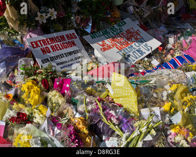 Homenajes florales al baterista Lee Rigby, muertos fuera de Woolwich cuarteles en Londres el 22 de mayo Foto de stock