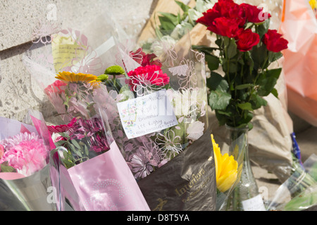 Homenajes florales en el Bolton War Memorial de fusilier baterista Lee Rigby quien murió en Woolwich en un presunto ataque terrorista. Foto de stock