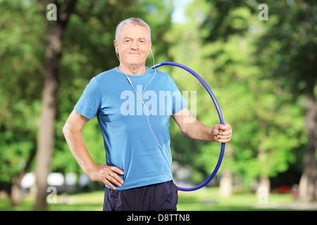 Hombre maduro atlético en jogging de ropa deportiva en el parque de invierno  nevado. Corredor senior sano al aire libre en clima frío Fotografía de  stock - Alamy