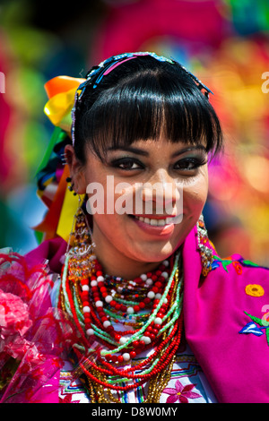  Una bailarina participa en el desfile religioso durante el festival de Corpus Christi en Pujilí, Ecuador Foto de archivo