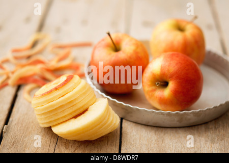 Pelar y cortar en rodajas de manzanas para una tarta Foto de stock