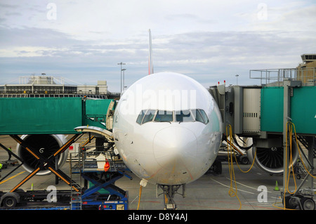 Gran avión de pasajeros sobre el delantal en el aeropuerto internacional de Dublín. Foto de stock