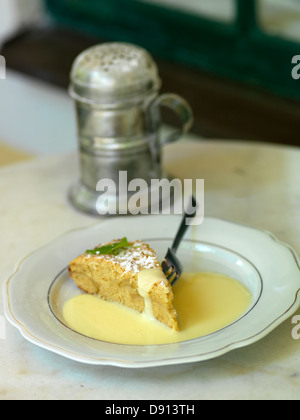 Tarta de manzana con flan. Foto de stock