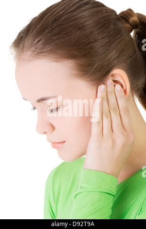 Mujer joven siente un dolor en el oído,aislado sobre fondo blanco. Foto de stock