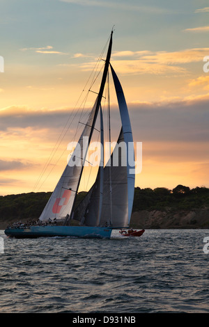 100ft super maxi yacht ICAP Leopard helmed por Mike Slade mientras navega alrededor de la isla raza Isle of Wight REINO UNIDO sunrise Foto de stock
