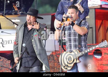 Jun 7, 2013: el dúo de música country y Montgomery Gentry, formada por Troy Gentry y Eddie Montgomery entretuvo a los aficionados en la noche. El trueno en la Montaña a Montaña morera en Ozark, AR. Richey Miller/CSM Foto de stock