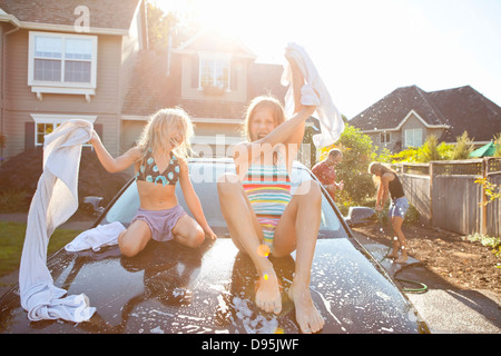 Una familia lava su coche en el garaje de su casa en una soleada tarde de verano en Portland, Oregón, EE.UU.