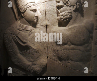 Yeso de la parte superior de un socorro de mármol. 1 El rey Antíoco de Commagene cierres la mano derecha de Hércules. Original en Nemrud Dagi, en el sudeste de Turquía. Foto de stock