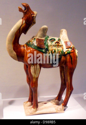 Loza vidriada chino la figura de un camello. Dinastía Tang (618-907)Tumba cerámica Foto de stock