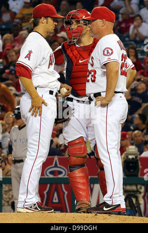 Anaheim, California, Estados Unidos de América. El 14 de junio de 2013. Junio 14, 2013 Anaheim, California: lanzadores montículo reunión durante el juego entre los New York Yankees y los Los Angeles Angels en el Angel Stadium el 14 de junio de 2013 en Anaheim, California. Rob Carmell/CSM Crédito: csm/Alamy Live News Foto de stock