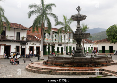 Fuente en la Plaza Mayor, la ciudad colonial de Santa Fe de Antioquia, cerca de Medellín, Colombia, Sur America Foto de stock