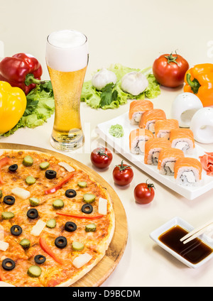Composición de la cerveza y la pizza de sushi sobre fondo blanco. Foto de stock