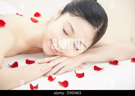 Mujer cubierto de pétalos de rosa