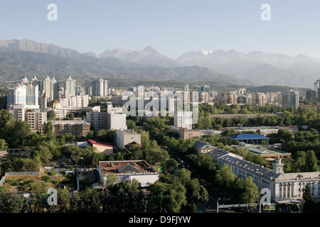 Vista desde arriba de Almaty, Kazajstán, Asia Central Foto de stock