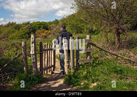 Hombre turista visitante caminante abriendo caminando a través de la puerta de madera Sendero Jack Scout Lancashire Inglaterra Reino Unido Gran Bretaña Gran Bretaña