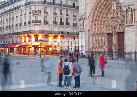 Personas se reunieron fuera de la catedral de Notre Dame de Paris, París, Francia