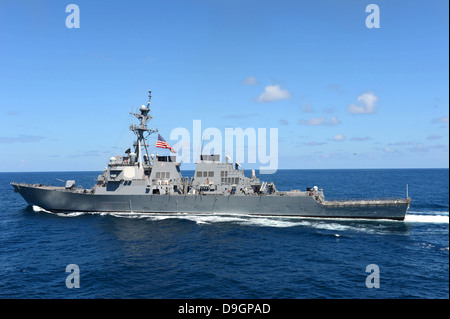 Océano Pacífico, Agosto 27, 2012 - El misil guiado por el destructor USS Fitzgerald (DDG 62) transita por el Océano Pacífico. Foto de stock