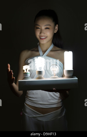 Mujer joven con bombillas Foto de stock
