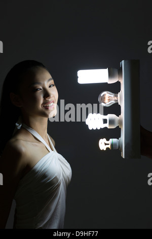 Mujer joven con bombillas Foto de stock