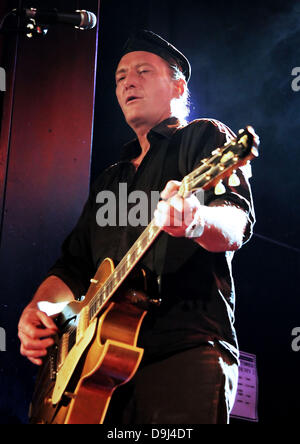 Kevin 'Geordie' Walker de matar broma interpretando en vivo en el escenario en la Manchester Academy. Manchester, Inglaterra - 31.03.11 Foto de stock