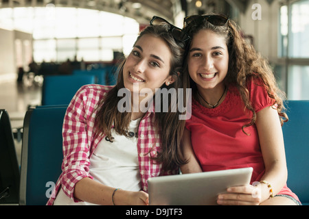 Las adolescentes mediante tableta digital