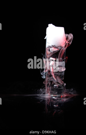 Copa de cristal con el efecto de hielo seco Foto de stock