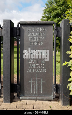 Puerta de entrada en el cementerio alemán en Rancourt, Somme, Picardía, Francia. Foto de stock