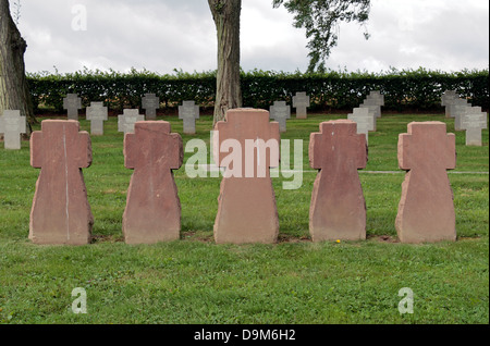 Cinco lápidas en memorial de arenisca del cementerio alemán en Rancourt, Somme, Picardía, Francia. Foto de stock