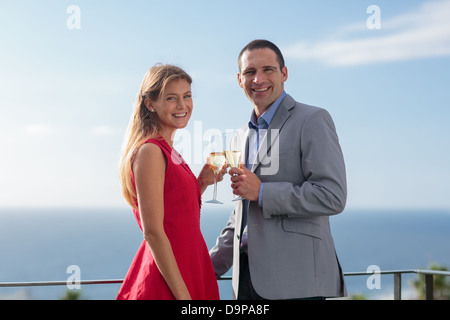 Encantadora pareja brindando con sus copas de champán Foto de stock