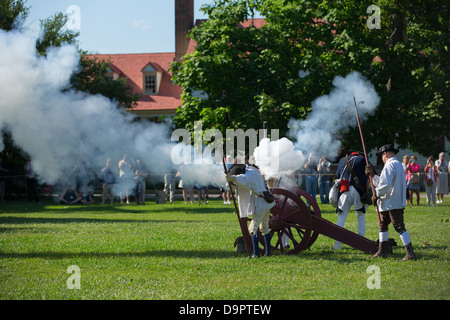 Recreación de la guerra revolucionaria en Colonial Williamsburg, Virginia, EE.UU. Foto de stock