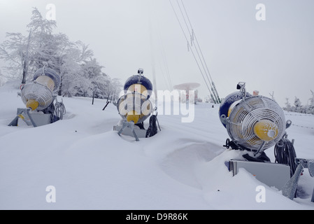 Cañones de nieve en un lado de una pista de esquí Foto de stock