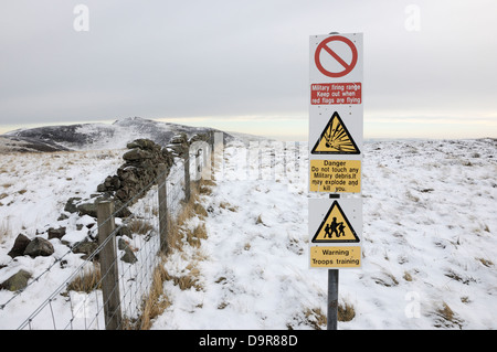 Señal de advertencia del Ministerio de Defensa en la entrada MoD tierra sobre las Colinas Pentland cerca de Edimburgo Foto de stock