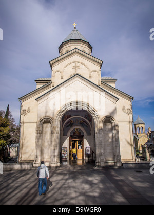 La Kashveti Iglesia de San Jorge en el centro de Tbilisi, situado frente al edificio del Parlamento en la avenida Rustaveli. Foto de stock