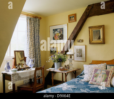 La cama y las almohadas blancas-cubierta y badanas cojín en la cama delante  de la ventana con cortinas blancas en dormitorio con pantalla de madera  Fotografía de stock - Alamy