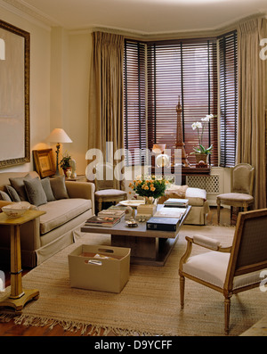 Persiana veneciana de madera en la ventana de la cocina blanca moderno
