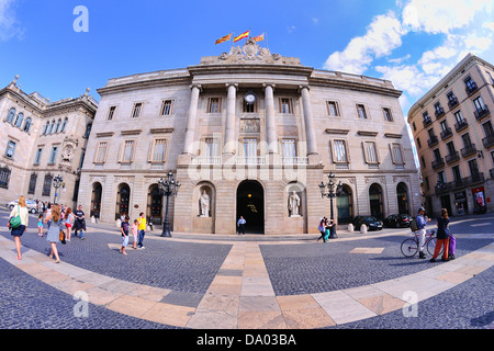 BARCELONA - 4 de mayo: El ayuntamiento de la ciudad el 4 de mayo de 2013 en Barcelona, España. El Consejo tiene su sede en la Plaza de Saint James. Foto de stock