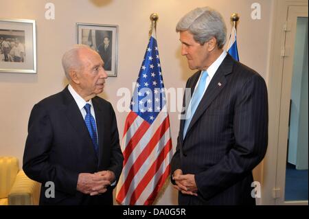 La Secretaria de Estado de Estados Unidos, John Kerry escucha al presidente israelí, Shimon Peres, antes compartían una cena sábado 28, 2013 en Jerusalén, Israel. Foto de stock