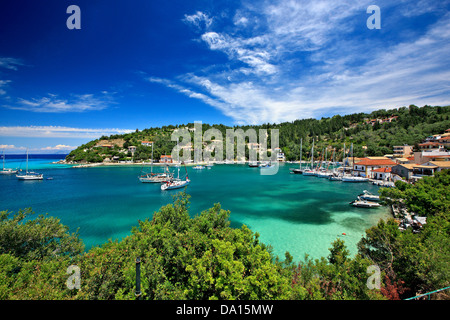 Vista panorámica de la bahía de Lakka y village, la isla de Paxos, Mar Jónico, Eptanisa ('Sincluso islas'), Grecia. Foto de stock