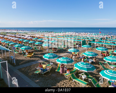 Durante el verano en la playa de Riccione, Italia Foto de stock