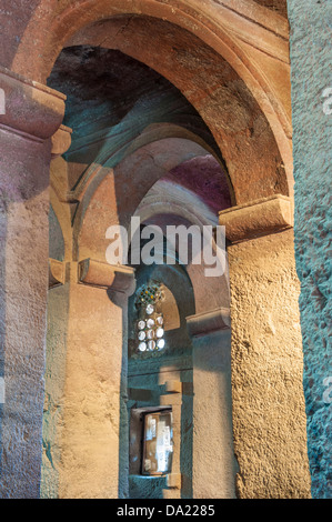 Corte de roca monolítica Iglesia de Bete Medhane Alem, Interior, Lalibela, Etiopía